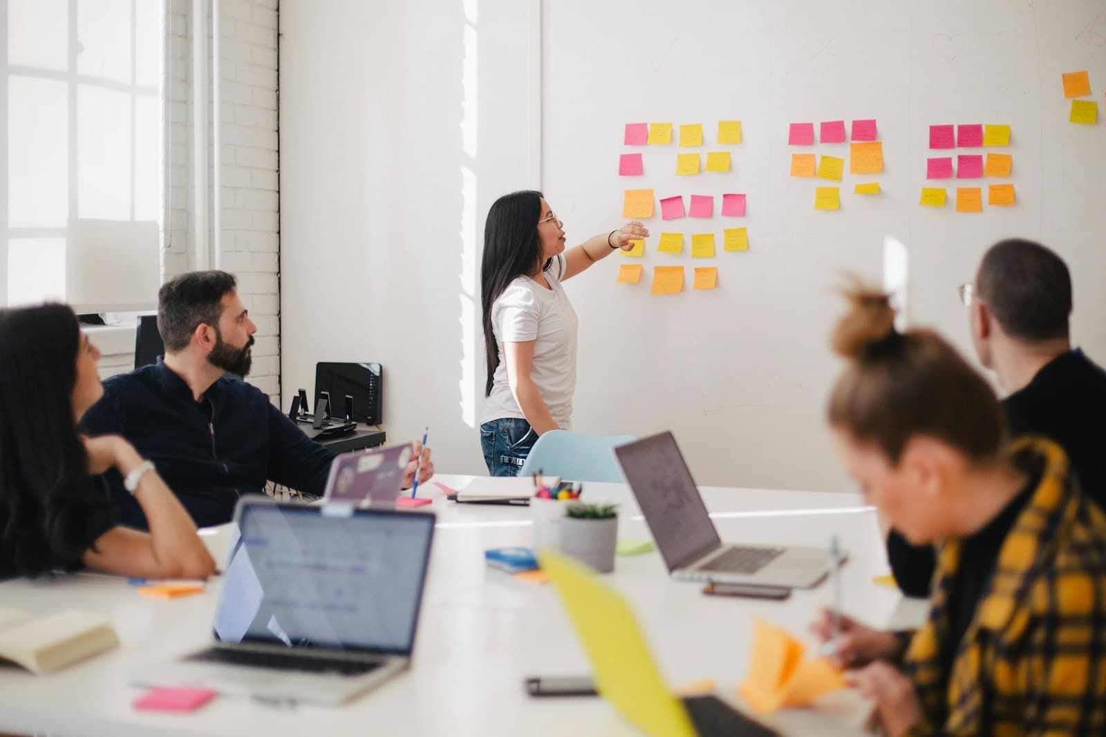 Un groupe qui travaille ensemble sur ses recommandations