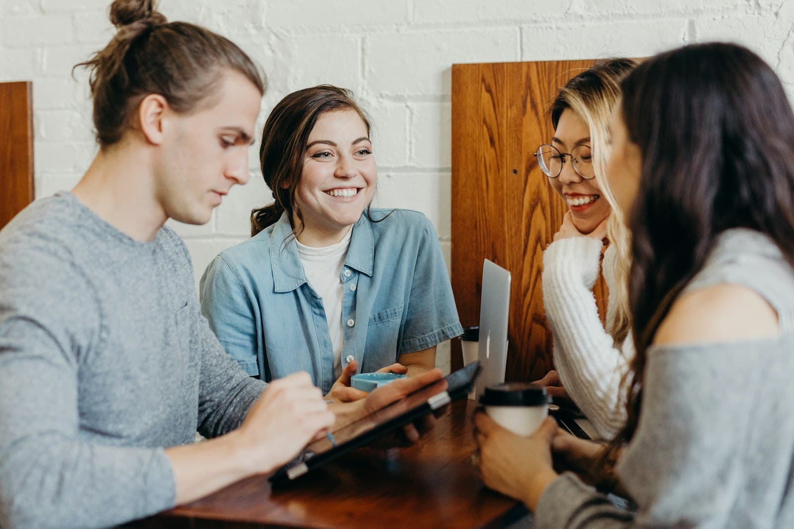 Des entrepreneurs qui échangent autour d'un café